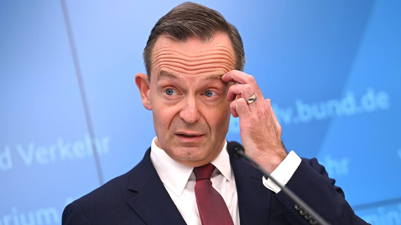 Volker Wissing (FDP), Bundesverkehrsminister, spricht bei einer Pressekonferenz zur weiteren Finanzierung des Deutschlandtickets.