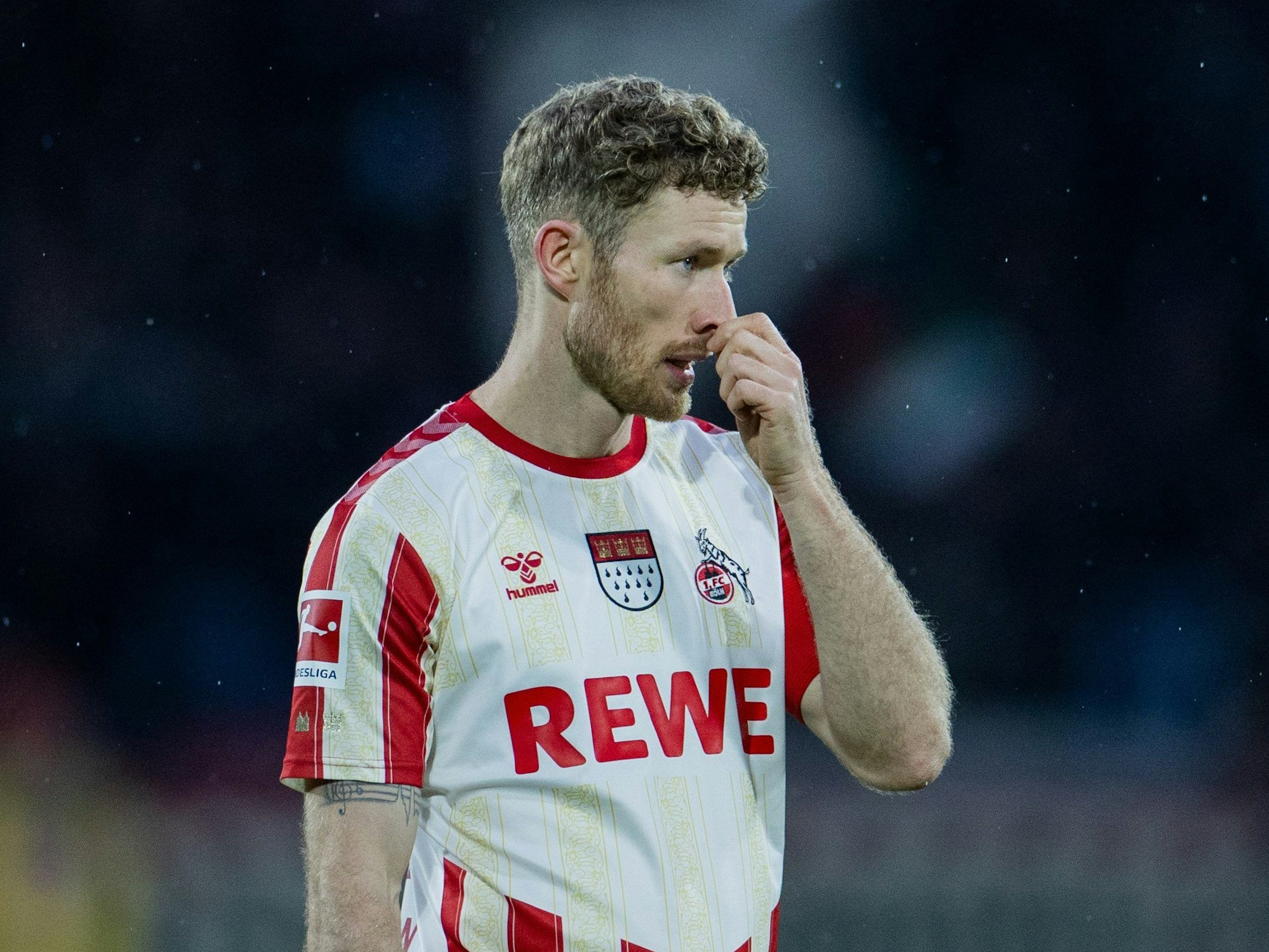1. FC Köln gegen FC Augsburg, 10. Spieltag: Kölns Kapitän Florian Kainz fasst sich an die Nase.