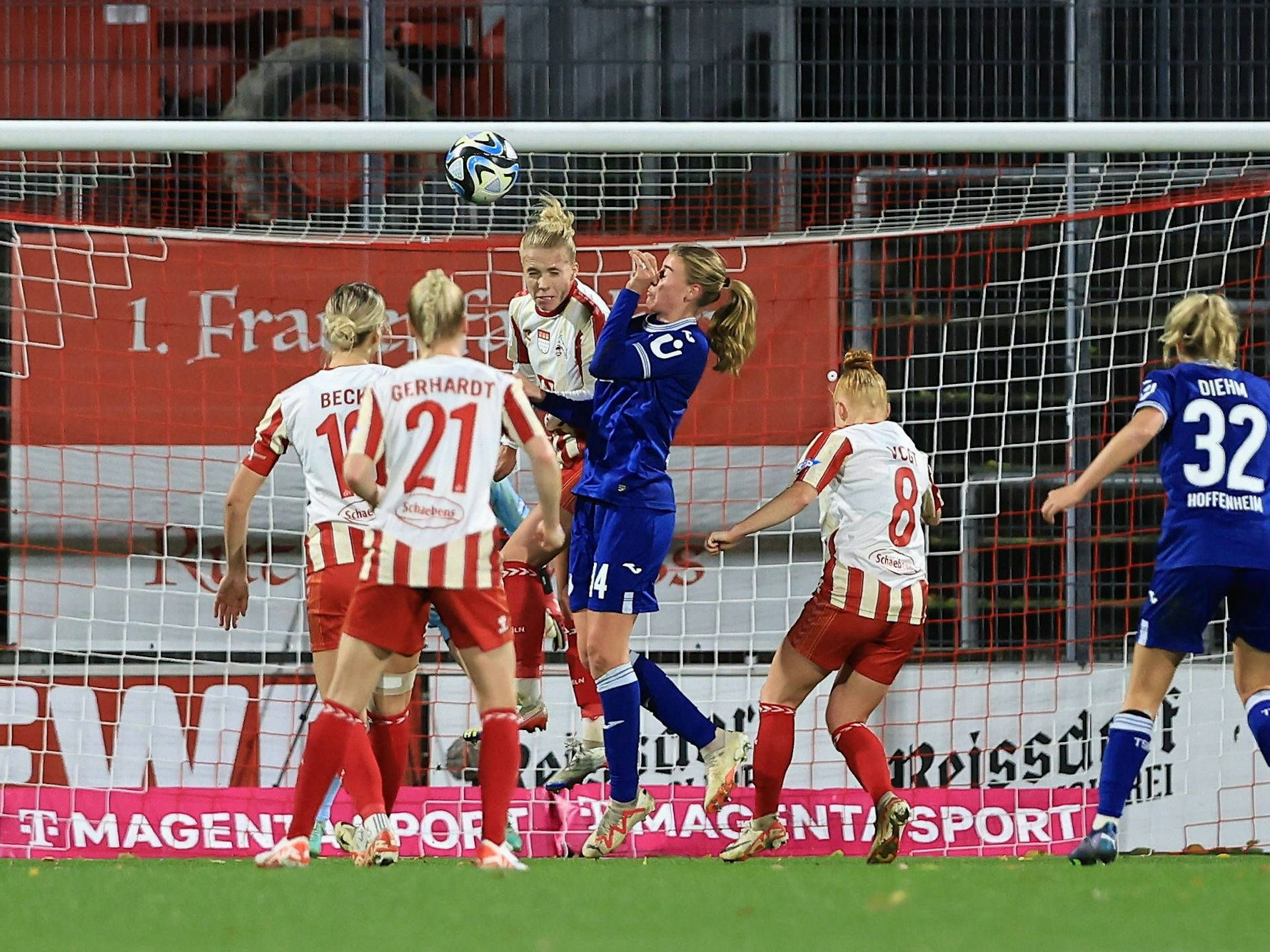 Celina Degen köpft den Ball aus dem Strafraum.