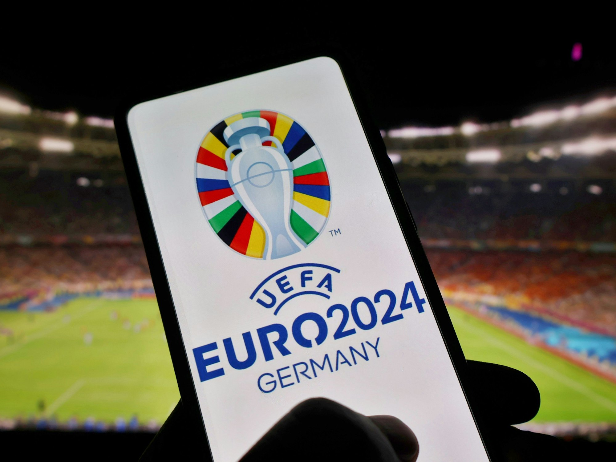 Das Logo der UEFA Euro 2024 ist auf einem Smartphone zu sehen.