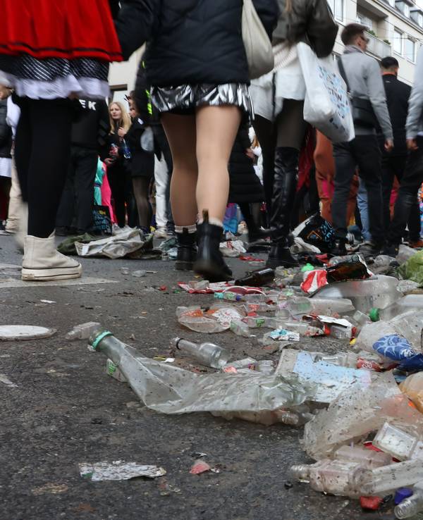 Müll und Flaschen liegen auf der Zülpicher Straße.