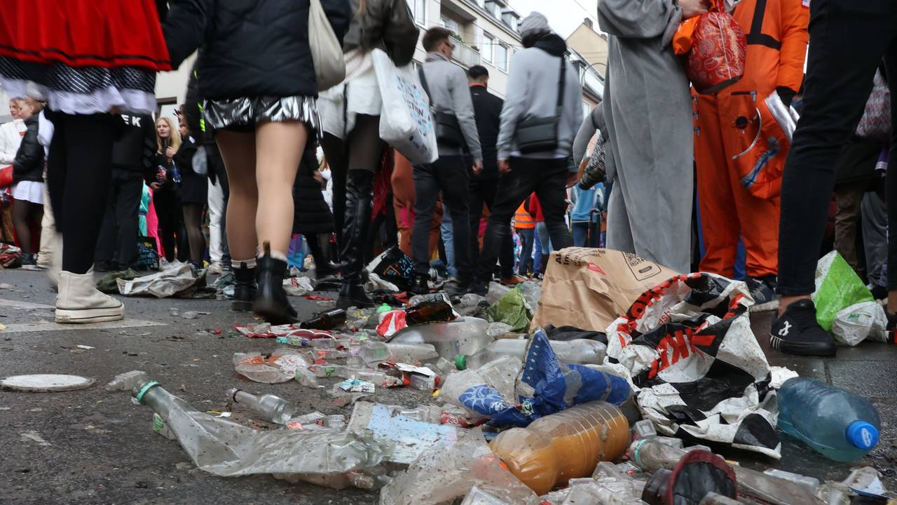 Müll und Flaschen liegen auf der Zülpicher Straße.
