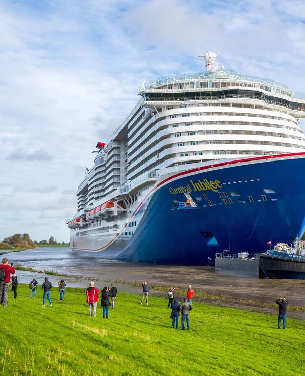 Das neue Kreuzfahrtschiff der Papenburger Meyer Werft „Carnival Jubilee“ wird über die Ems zur Nordsee überführt, hier im Oktober 2023.