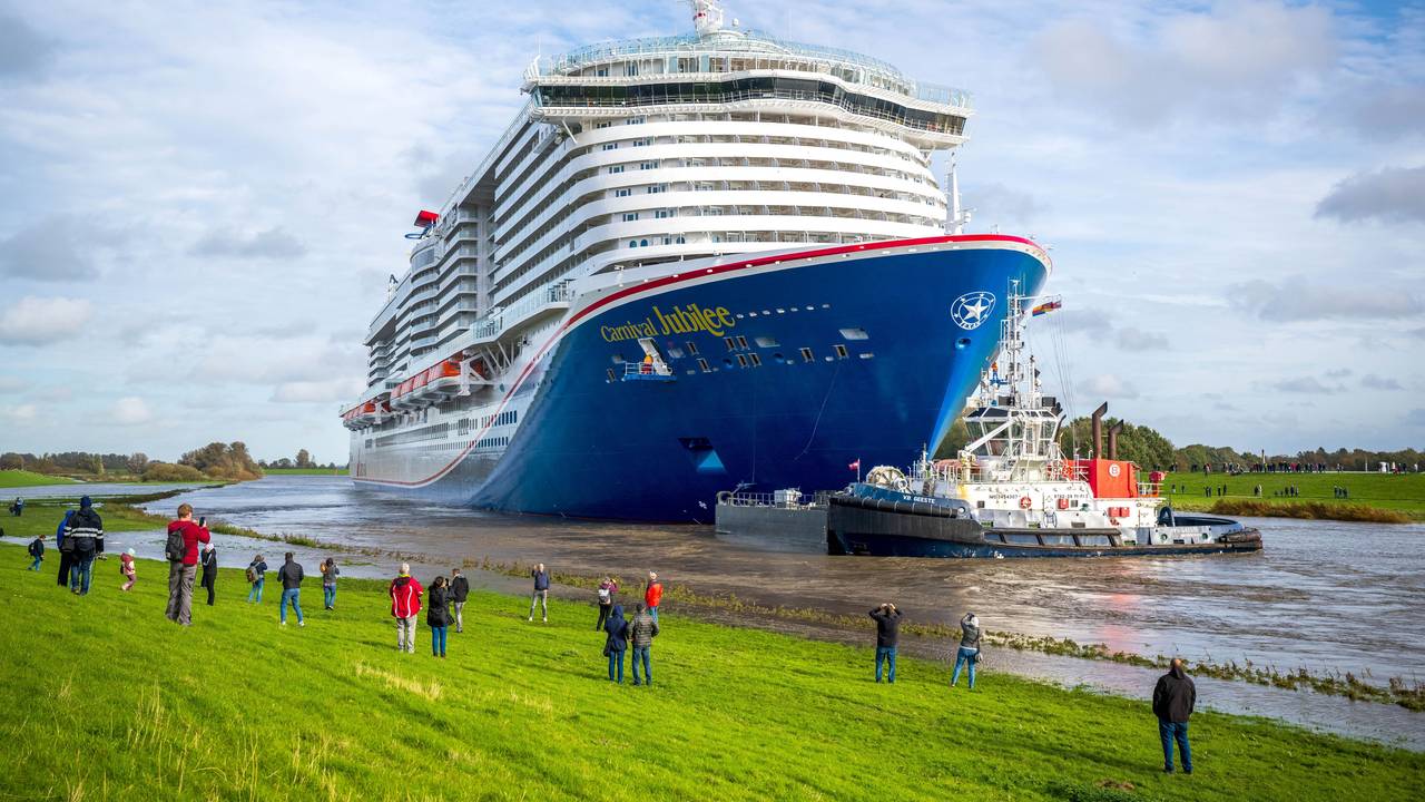 Das neue Kreuzfahrtschiff der Papenburger Meyer Werft „Carnival Jubilee“ wird über die Ems zur Nordsee überführt, hier im Oktober 2023.
