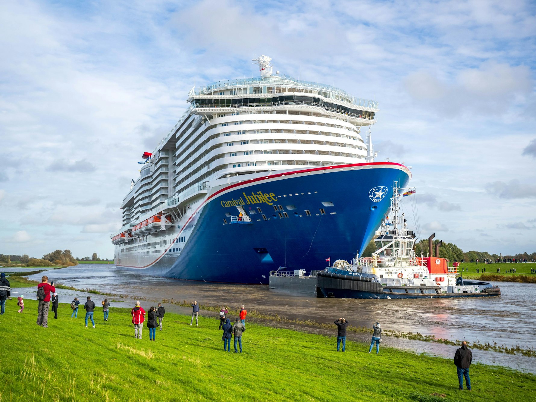 Das neue Kreuzfahrtschiff der Papenburger Meyer Werft „Carnival Jubilee“ wird über die Ems zur Nordsee überführt, hier im Oktober 2023.