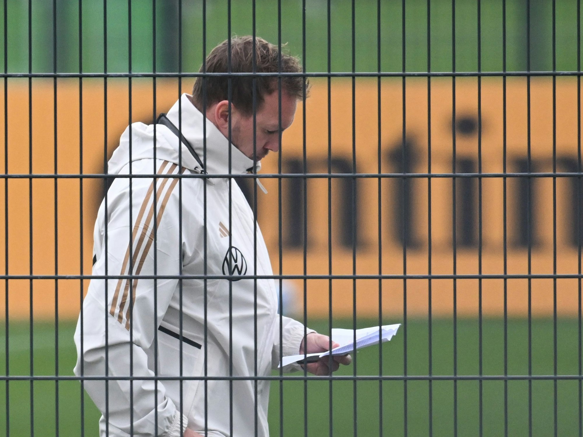 Julian Nagelsmann schaut beim Training auf einen Zettel.