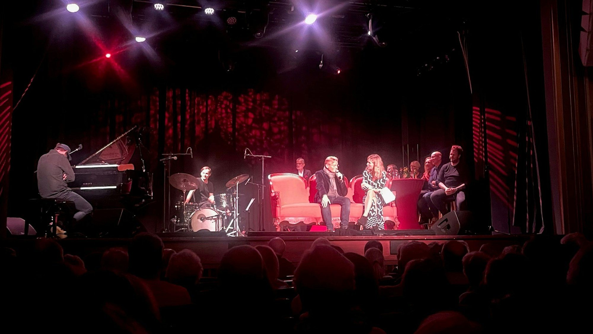 Stadionsprecher Michael Trippel auf der Bühne der Volksbühne am Rudolfplatz.
