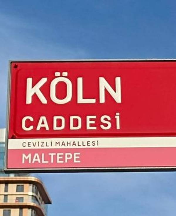 Das Straßenschild der Kölner Straße in Istanbul