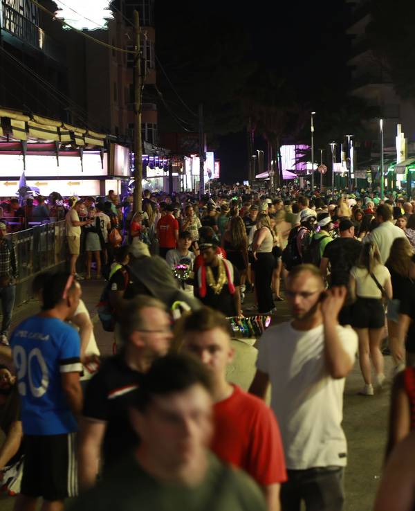 Menschen sind auf der Schinkenstraße unterwegs, hier im Juni 2023 in Palma de Mallorca.