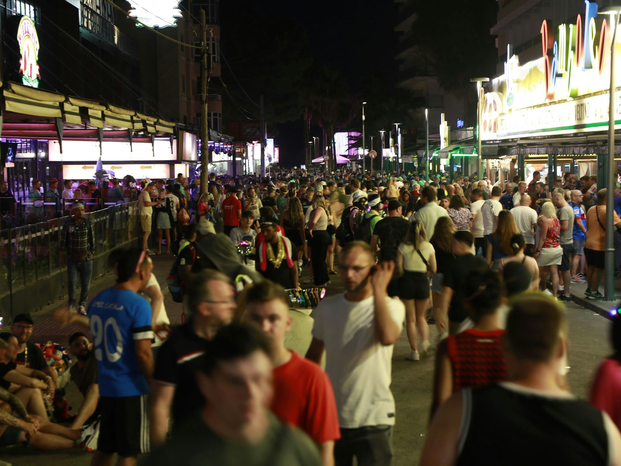 Menschen sind auf der Schinkenstraße unterwegs, hier im Juni 2023 in Palma de Mallorca.