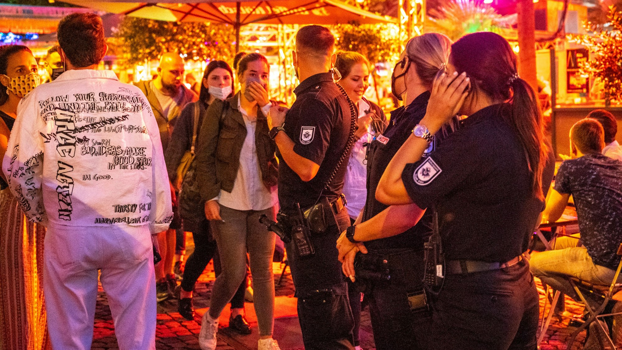 Das Ordnungsamt der Stadt Köln ist auf der Schaafenstraße unterwegs.