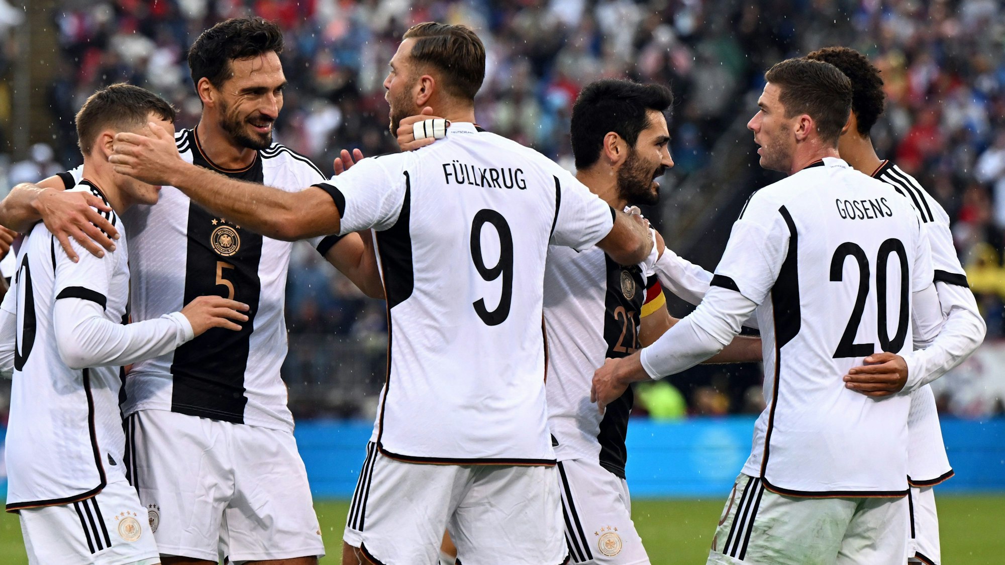 Die deutsche Nationalmannschaft beim Torjubel.