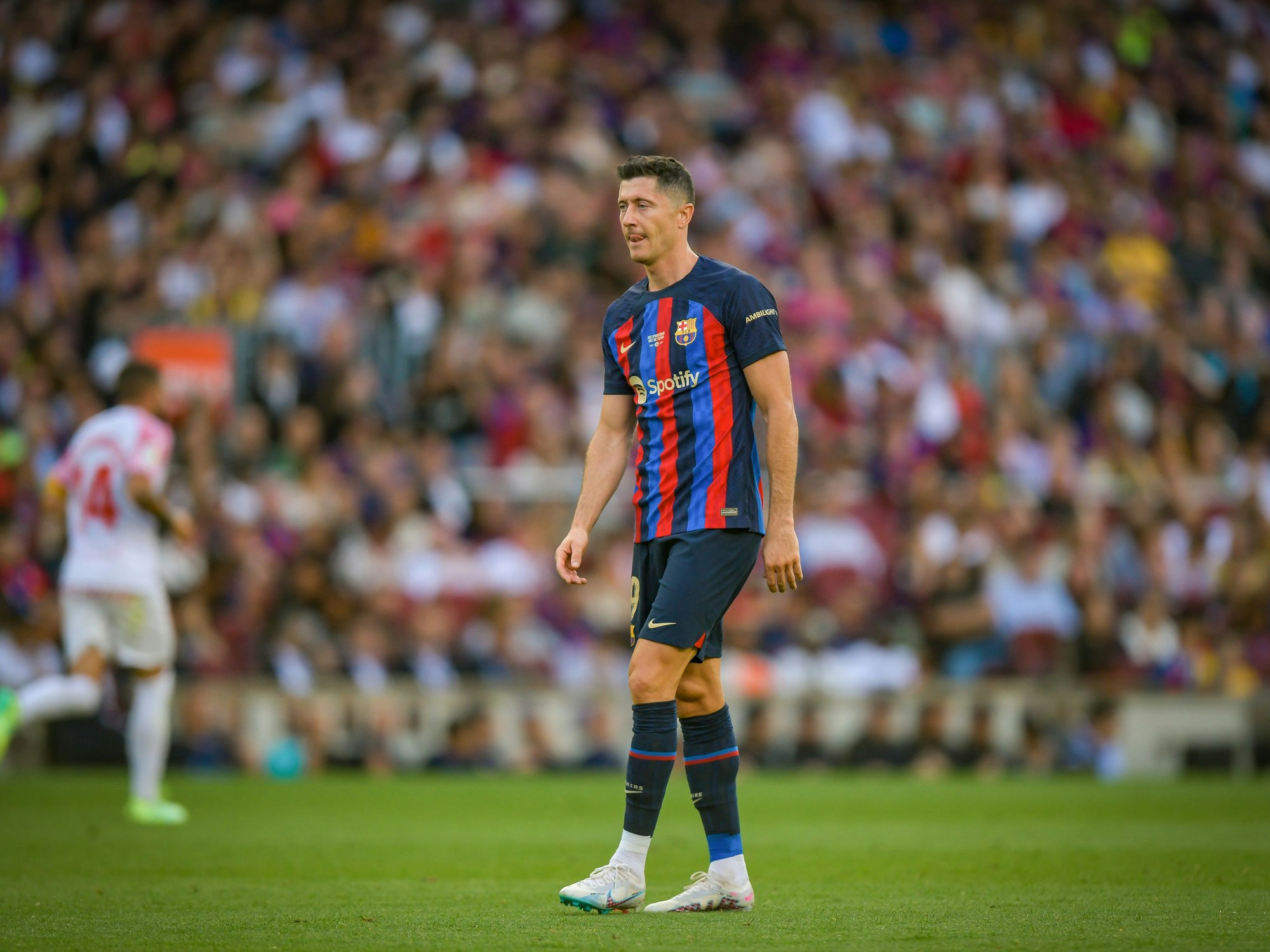 Robert Lewandowski läuft über den Platz.