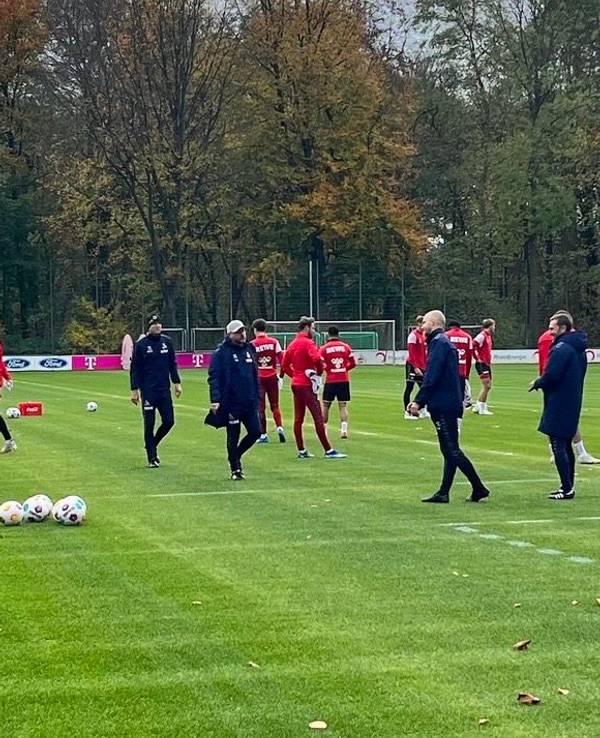 Steffen Baumgart steht beim Training mit seiner Mannschaft auf dem Rasen.