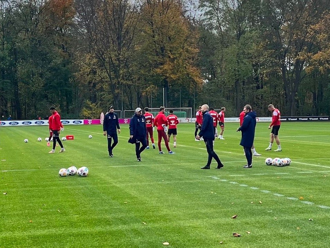 Steffen Baumgart steht beim Training mit seiner Mannschaft auf dem Rasen.