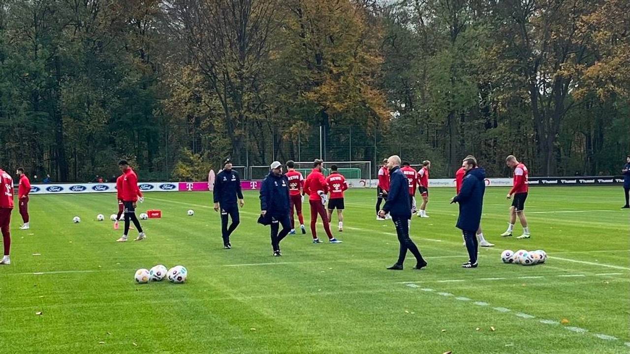 Steffen Baumgart steht beim Training mit seiner Mannschaft auf dem Rasen.