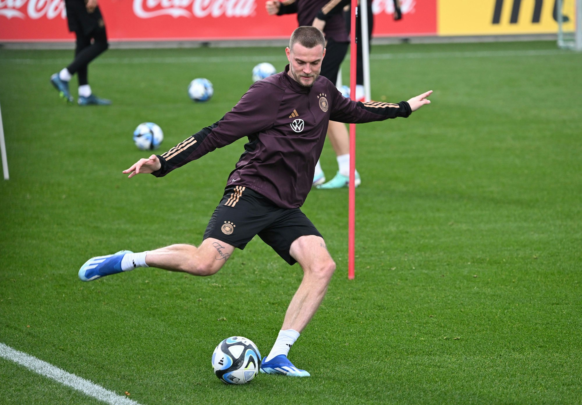 DFB-Debütant Marvin Ducksch spielt beim Training auf dem DFB-Campus den Ball.