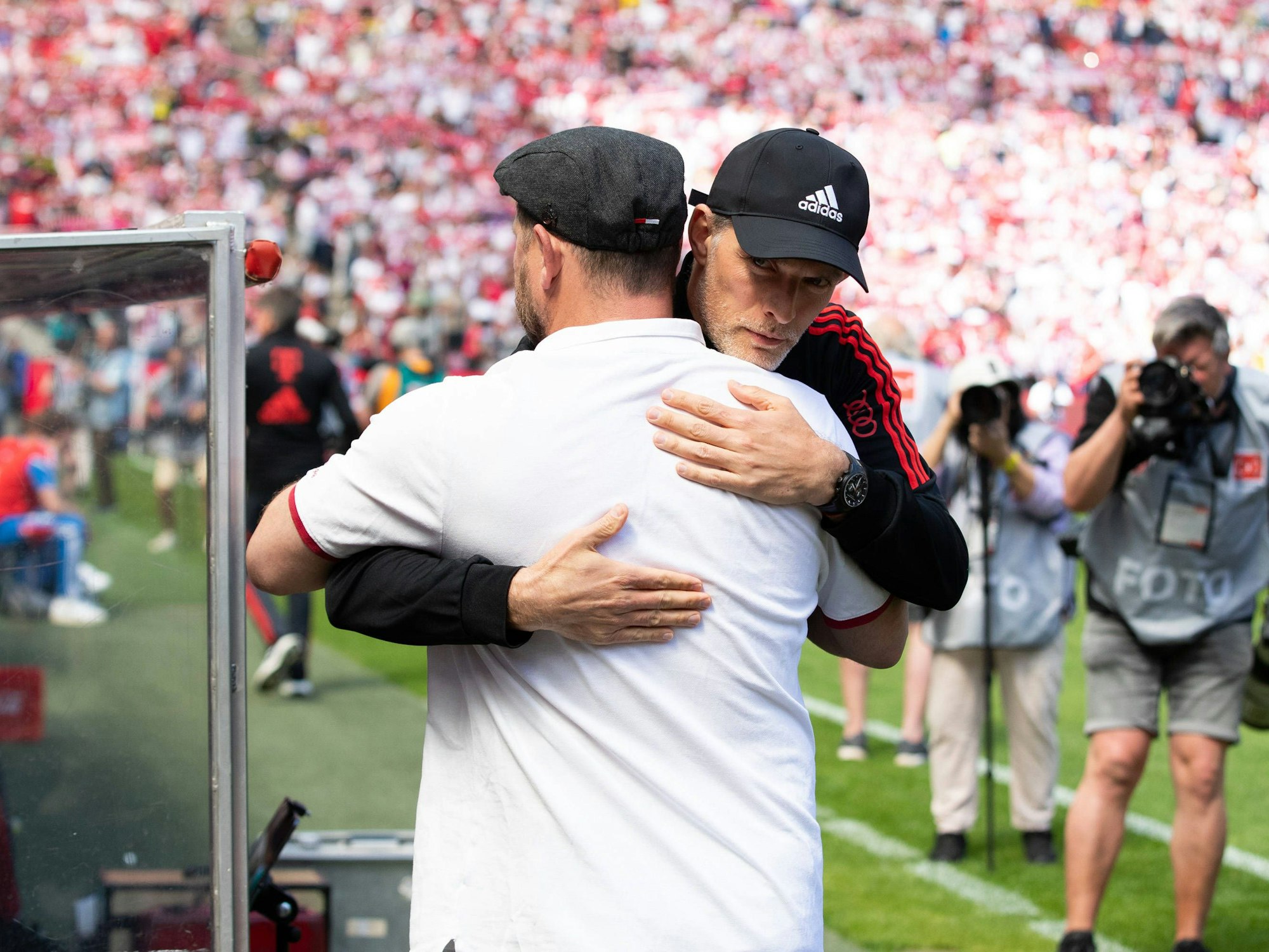 Steffen Baumgart und Thomas Tuchel begrüßen sich vor dem Spiel Köln gegen München.