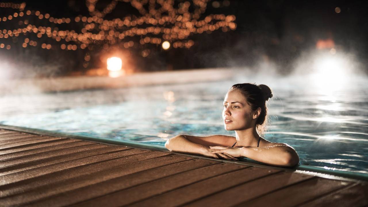 Eine Frau während der Winterzeit in einer Therme.