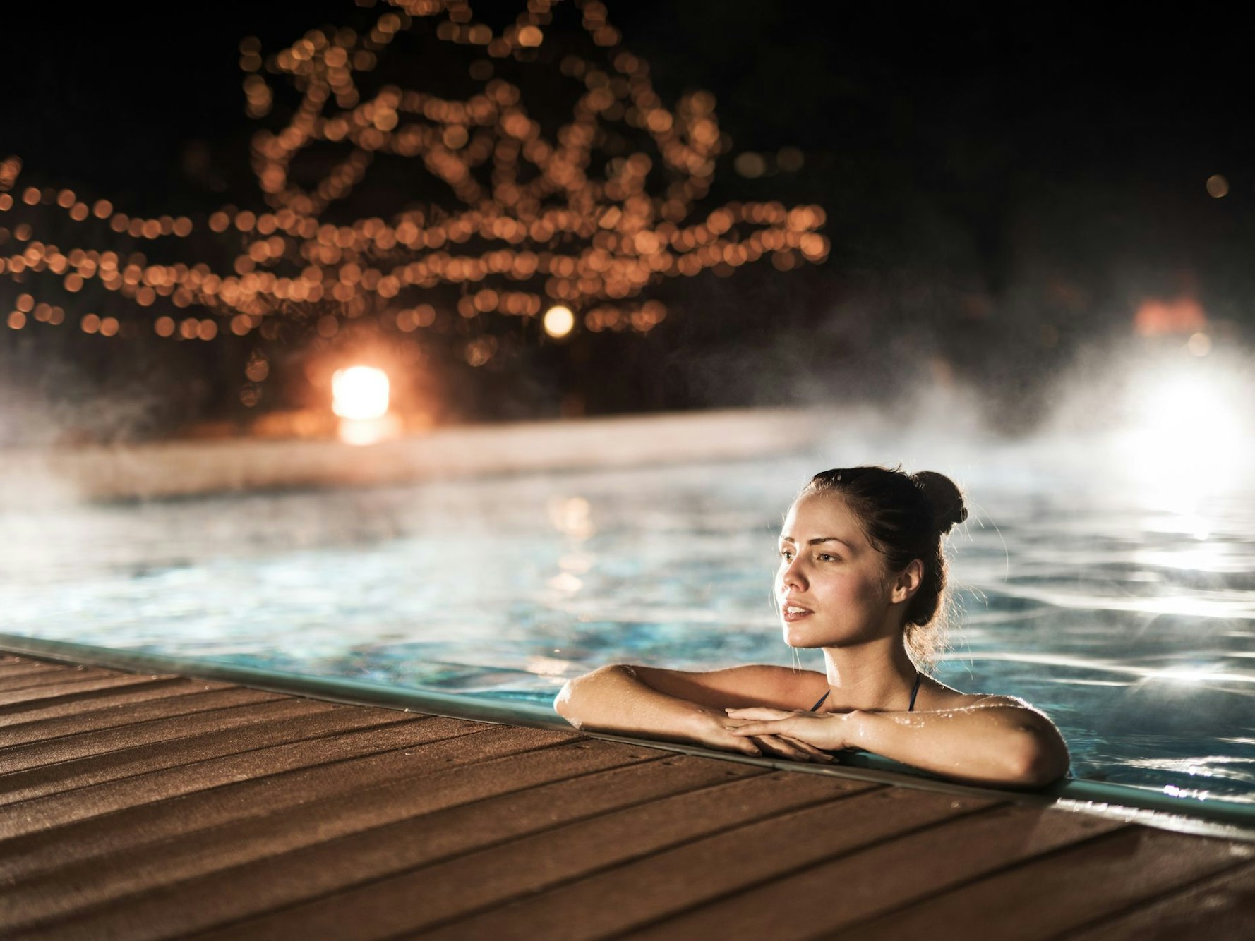 Eine Frau während der Winterzeit in einer Therme.