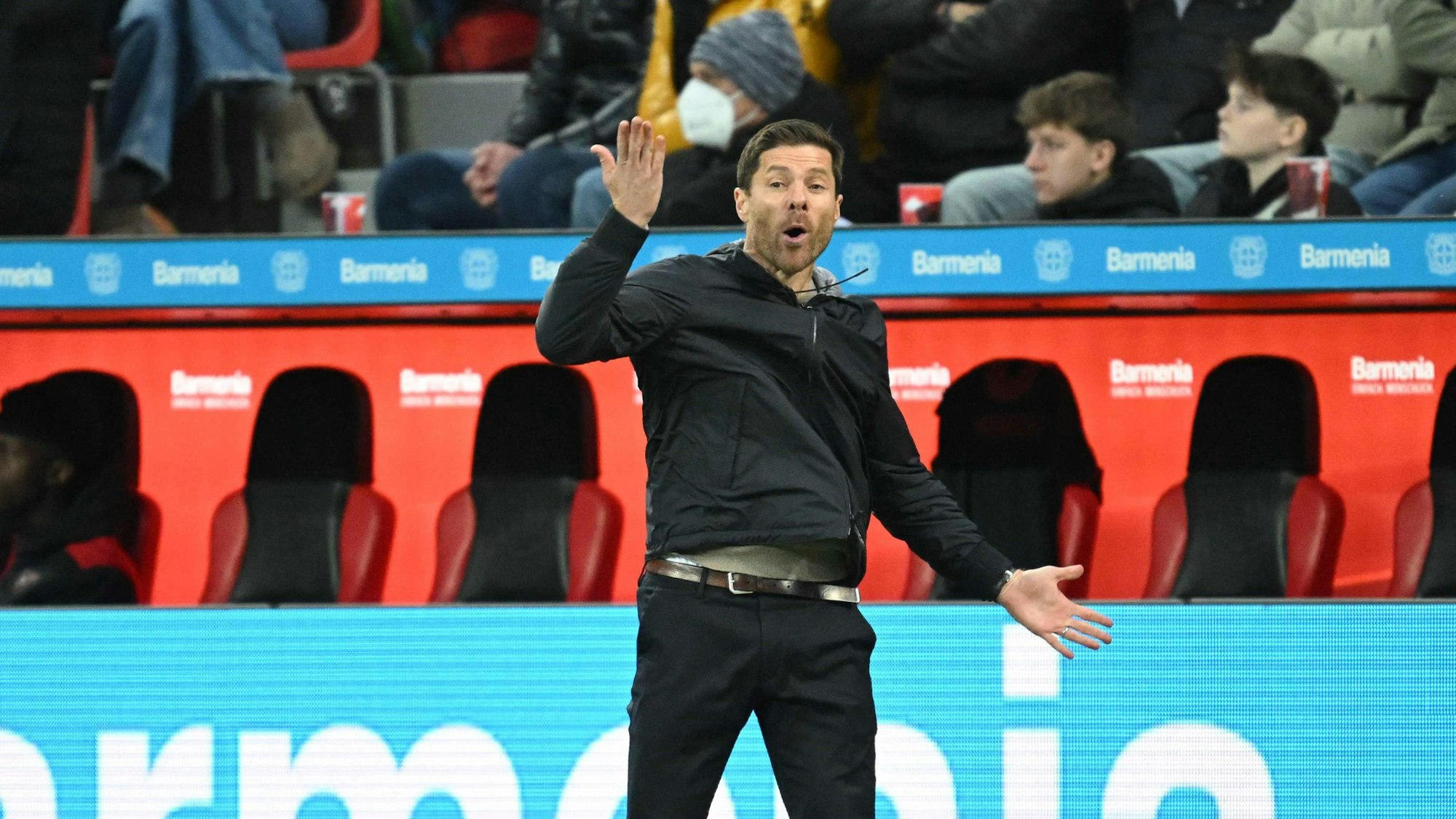 Xabi Alonso beim Heimsieg von Bayer Leverkusen gegen Union Berlin am Spielfeldrand in Aktion.