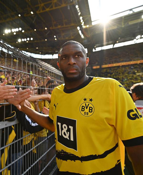 Anthony Modeste klatscht mit den Fans von Borussia Dortmund ab.