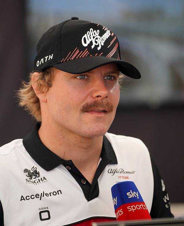 Valtteri Bottas spricht ins Mikrofon.