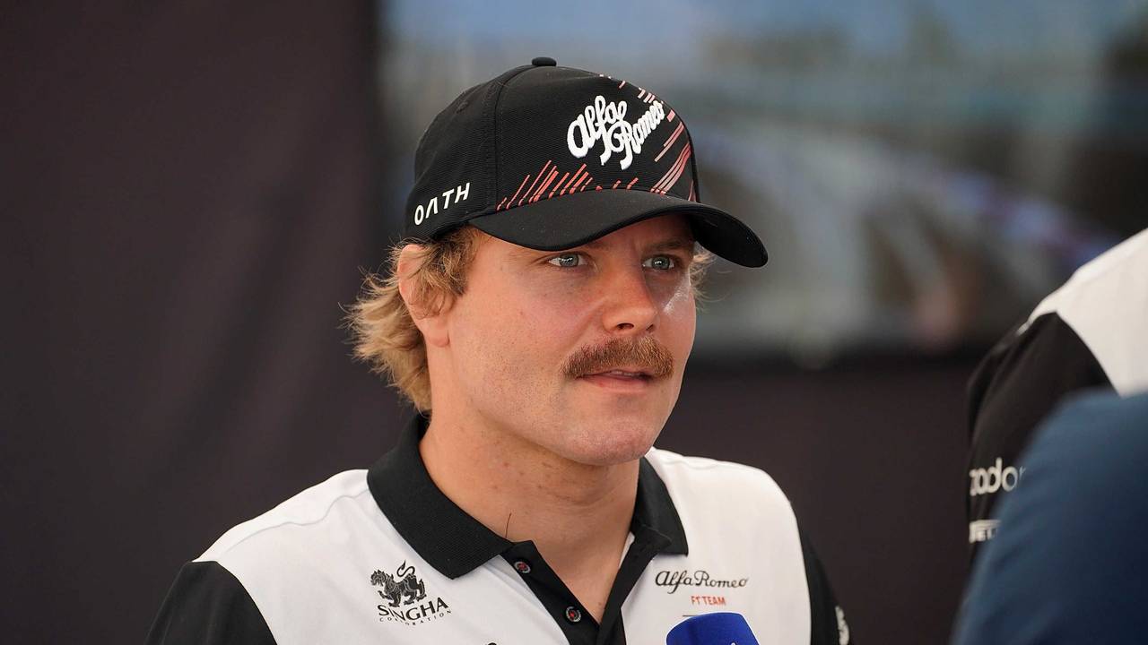 Valtteri Bottas spricht ins Mikrofon.