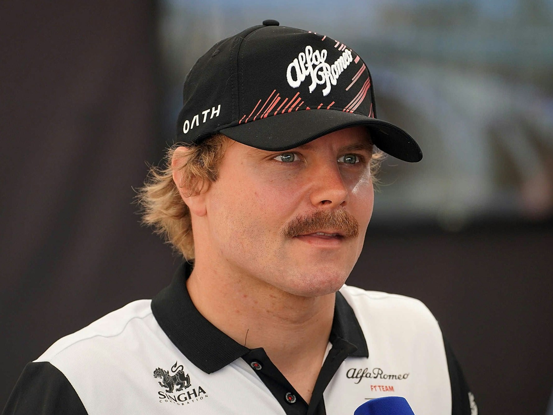 Valtteri Bottas spricht ins Mikrofon.