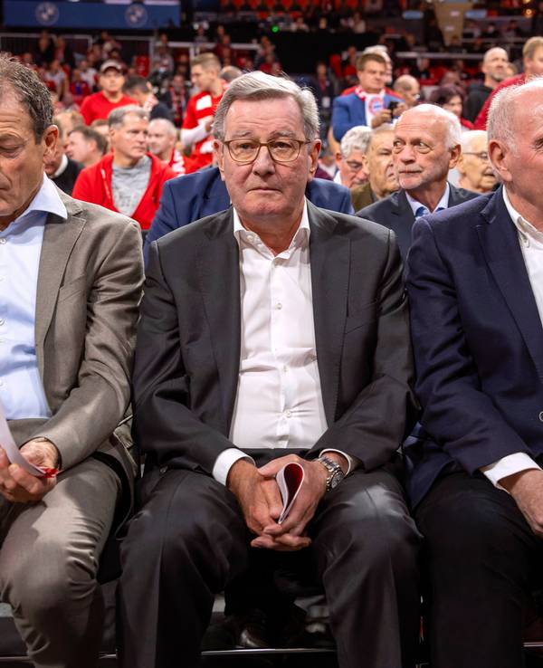 Andreas Jung, Karl Hopfner, Uli Hoeneß sitzen nebeneinander auf der Jahreshauptversammlung der Bayern.