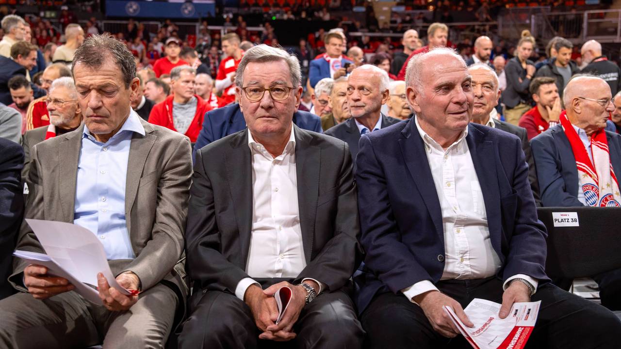 Andreas Jung, Karl Hopfner, Uli Hoeneß sitzen nebeneinander auf der Jahreshauptversammlung der Bayern.
