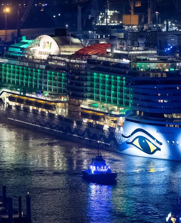 Das Kreuzfahrtschiff „Aida Prima“ sowie weitere Kreuzfahrtschiffe fahren im Rahmen einer Parade bei den Hamburg Cruise Days auf der Elbe, hier im September 2023.
