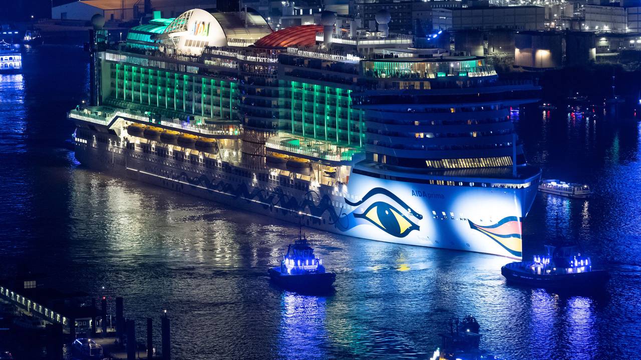 Das Kreuzfahrtschiff „Aida Prima“ sowie weitere Kreuzfahrtschiffe fahren im Rahmen einer Parade bei den Hamburg Cruise Days auf der Elbe, hier im September 2023.