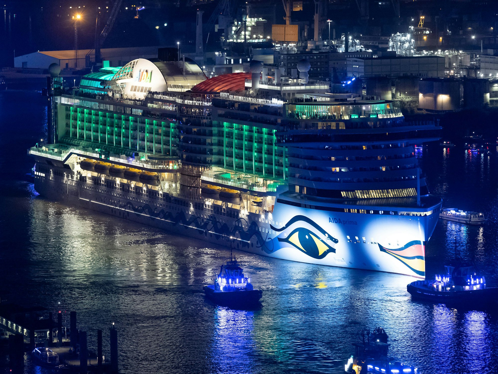 Das Kreuzfahrtschiff „Aida Prima“ sowie weitere Kreuzfahrtschiffe fahren im Rahmen einer Parade bei den Hamburg Cruise Days auf der Elbe, hier im September 2023.