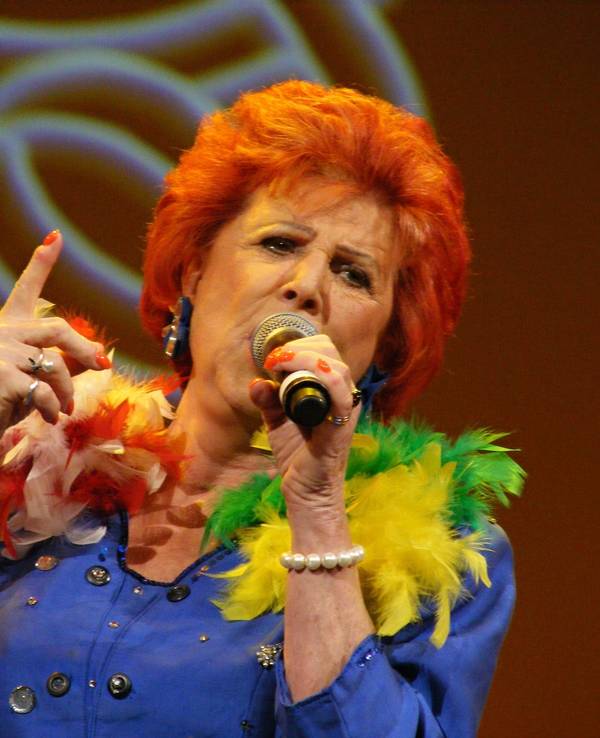 Marie-Luise Nikuta singt auf der Bühne.
