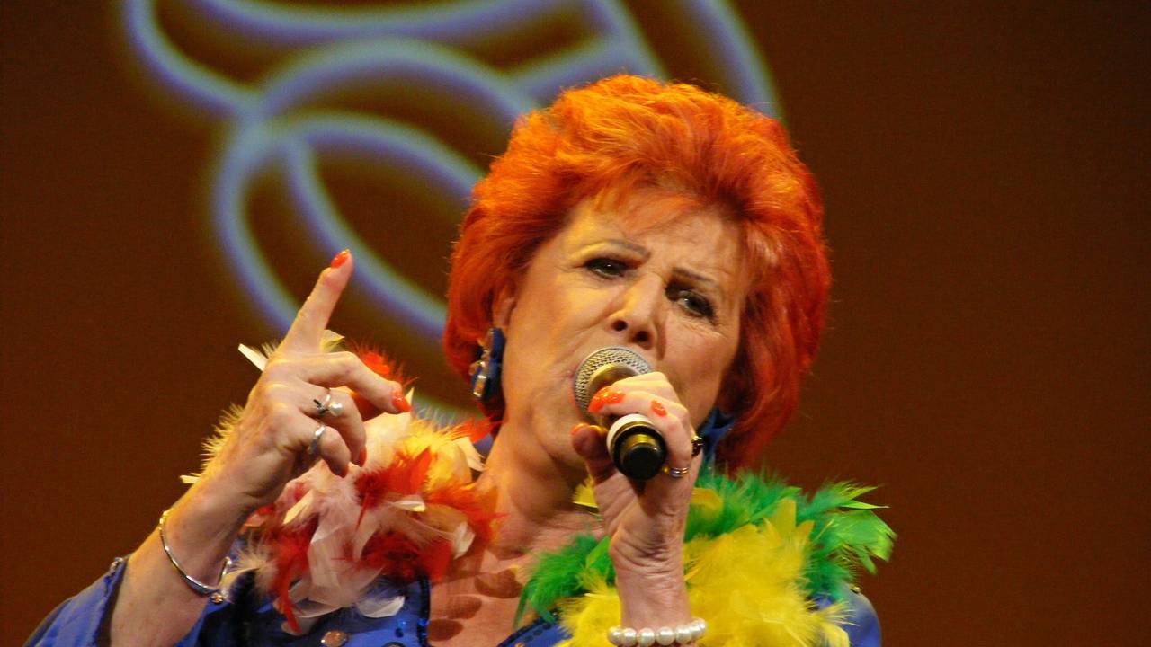 Marie-Luise Nikuta singt auf der Bühne.