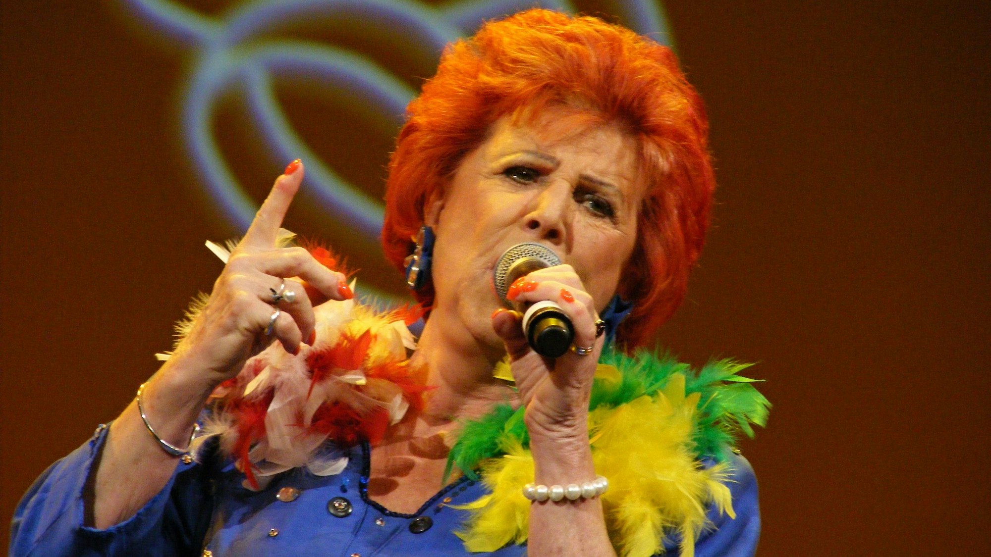 Marie-Luise Nikuta singt auf der Bühne.