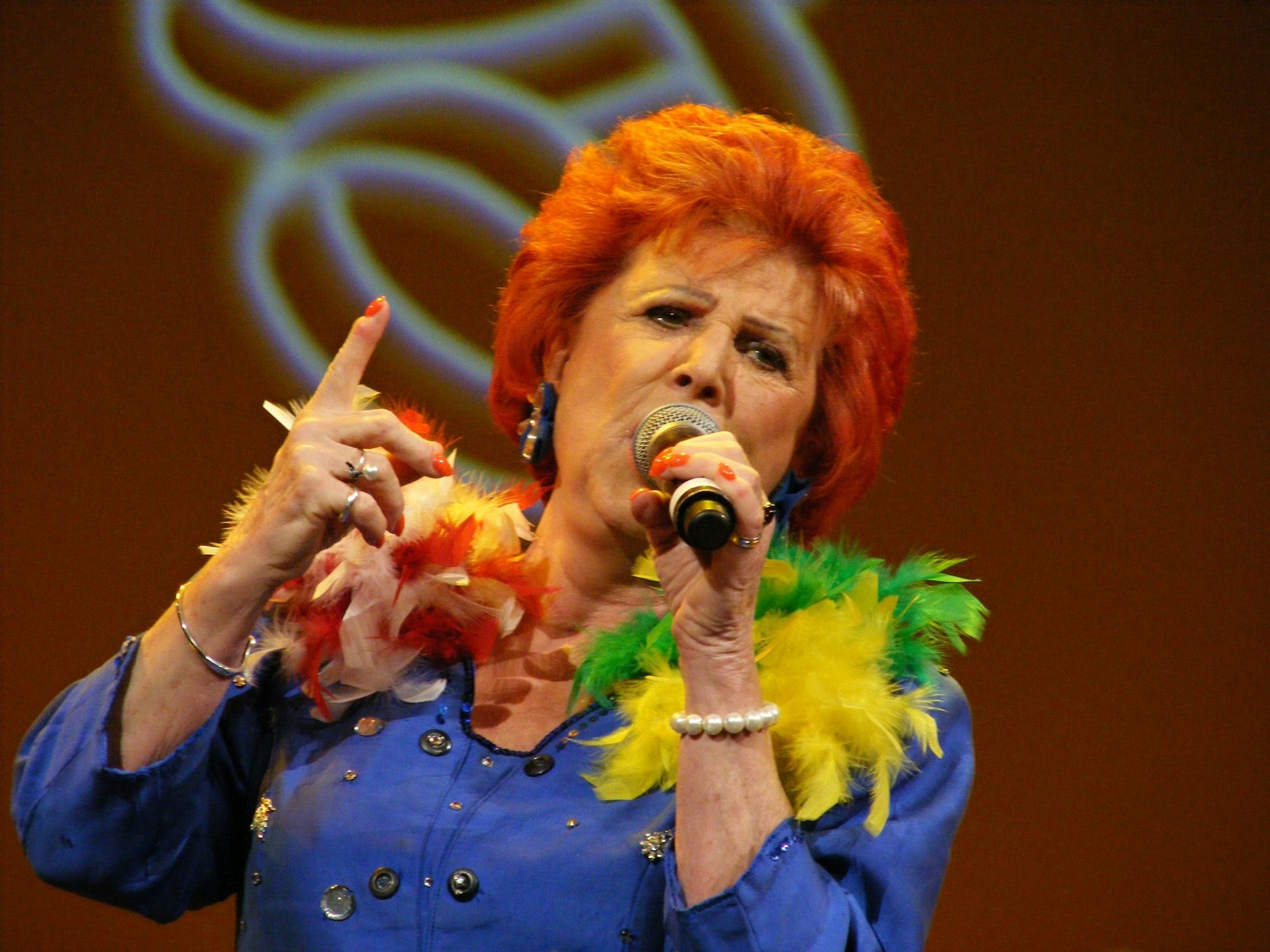 Marie-Luise Nikuta beim Auftritt auf der Bühne.