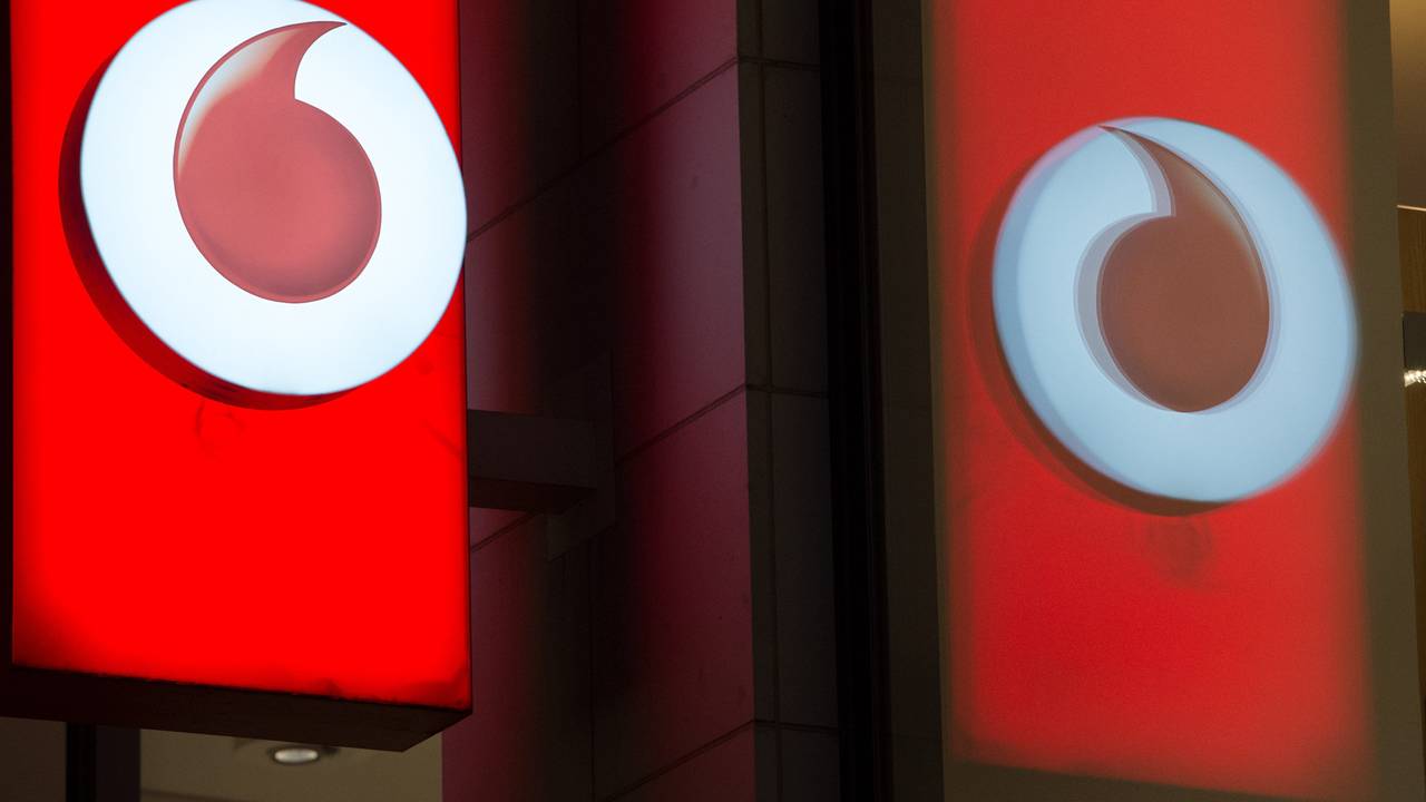 Das Logo von Vodafone spiegelt sich in der Fensterscheibe einer Verkaufsfiliale des Unternehmens in der Kölner Innenstadt. Der Internet-Anbieter drehte an der Preisschraube, nun wurde eine Sammelklage eingereicht.