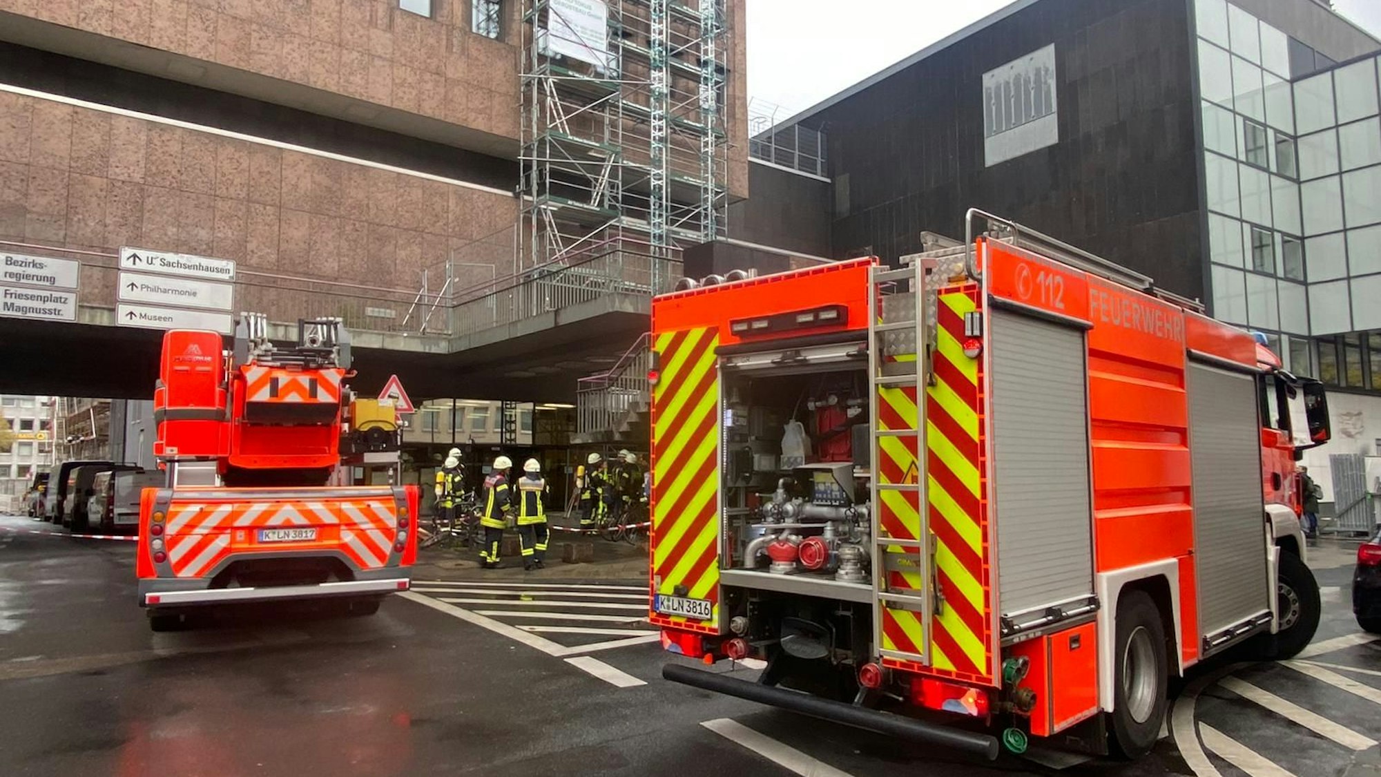 Einsatzkräfte der Feuerwehr stehen vor dem WDR-Gebäude in Köln.