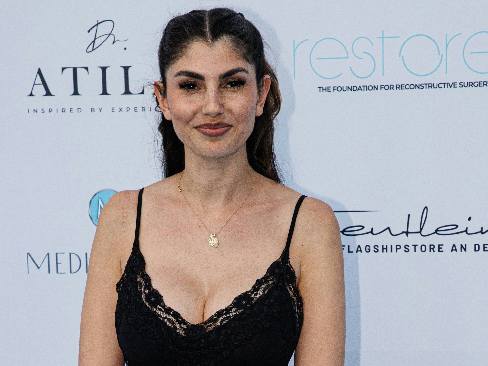 Yeliz Koc beim Grand Opening und Charity Event im Medical Inn in Düsseldorf .