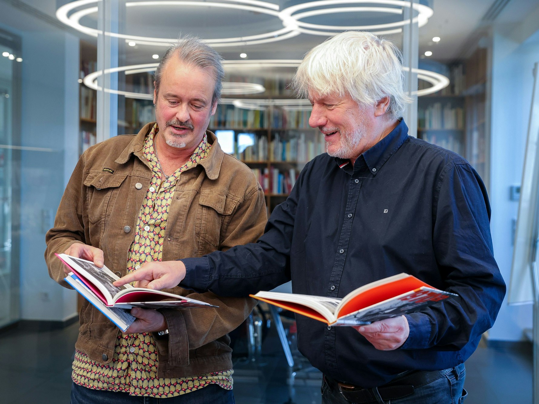 Jürgen Becker (rechts im Bild) stellt die Bücher von Bernd Imgrund vor.
