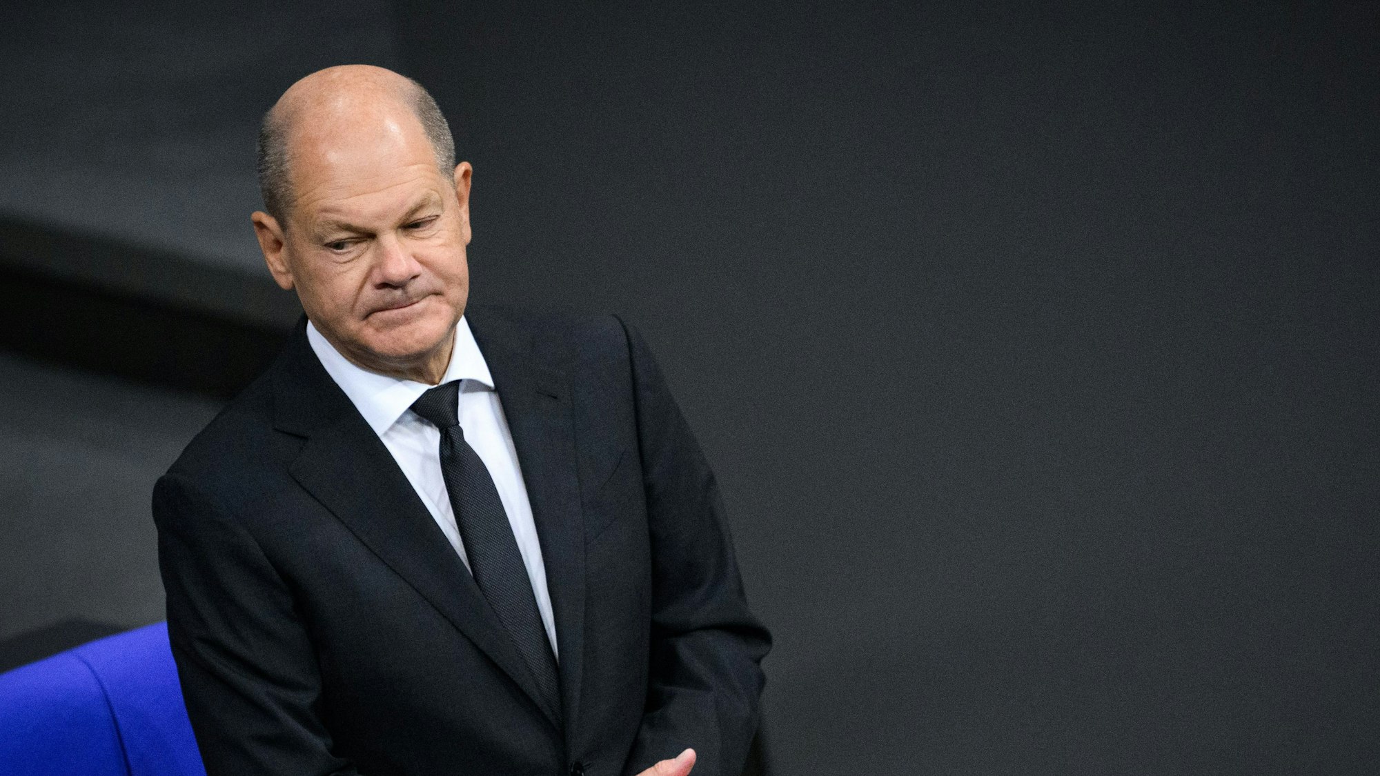 Olaf Scholz steht Mitte Oktober 2023 im Bundestag.