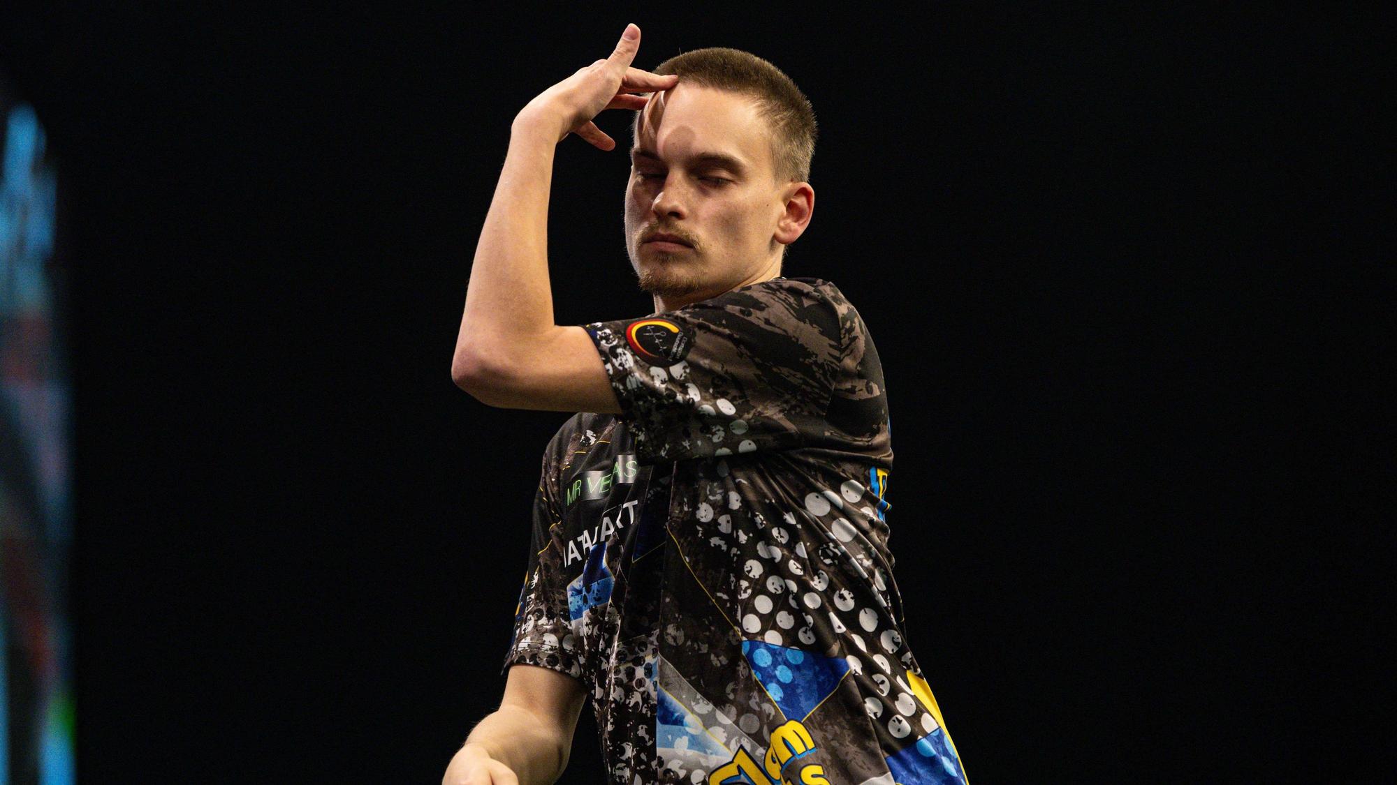 Ricardo Pietreczko hadert beim Darts nach einem verpassten Wurf.