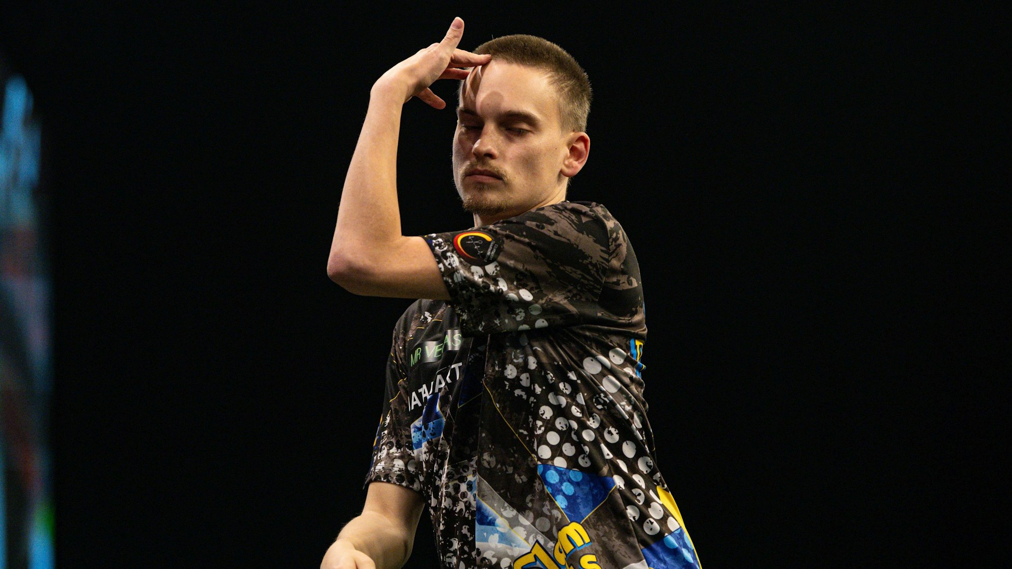 Ricardo Pietreczko hadert beim Darts nach einem verpassten Wurf.