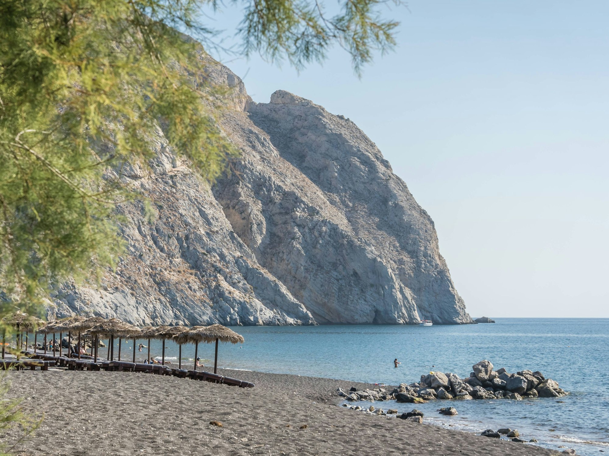 Blick auf den Strand von Perivolos auf der griechischen Insel Santorin, hier im August 2022.