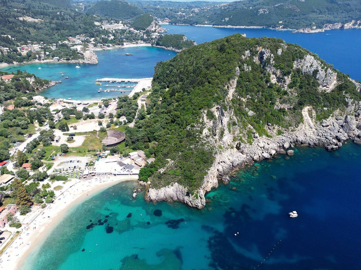 Blick auf die Bucht von Paleokastritsa auf Korfu der Nordküste von Milos, hier im Mai 2023.