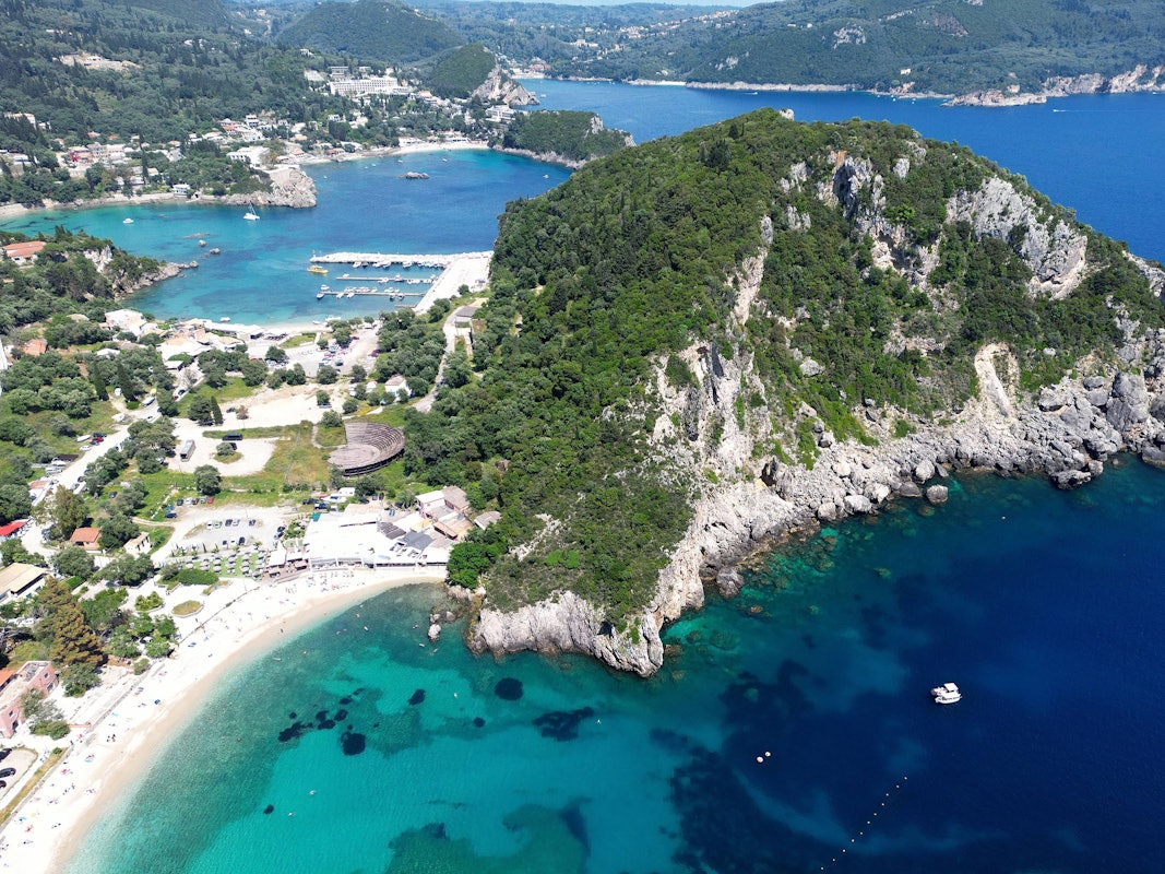 Blick auf die Bucht von Paleokastritsa auf Korfu der Nordküste von Milos, hier im Mai 2023.