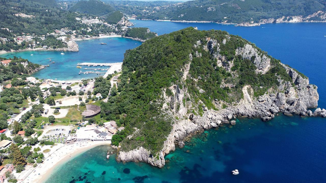 Blick auf die Bucht von Paleokastritsa auf Korfu der Nordküste von Milos, hier im Mai 2023.