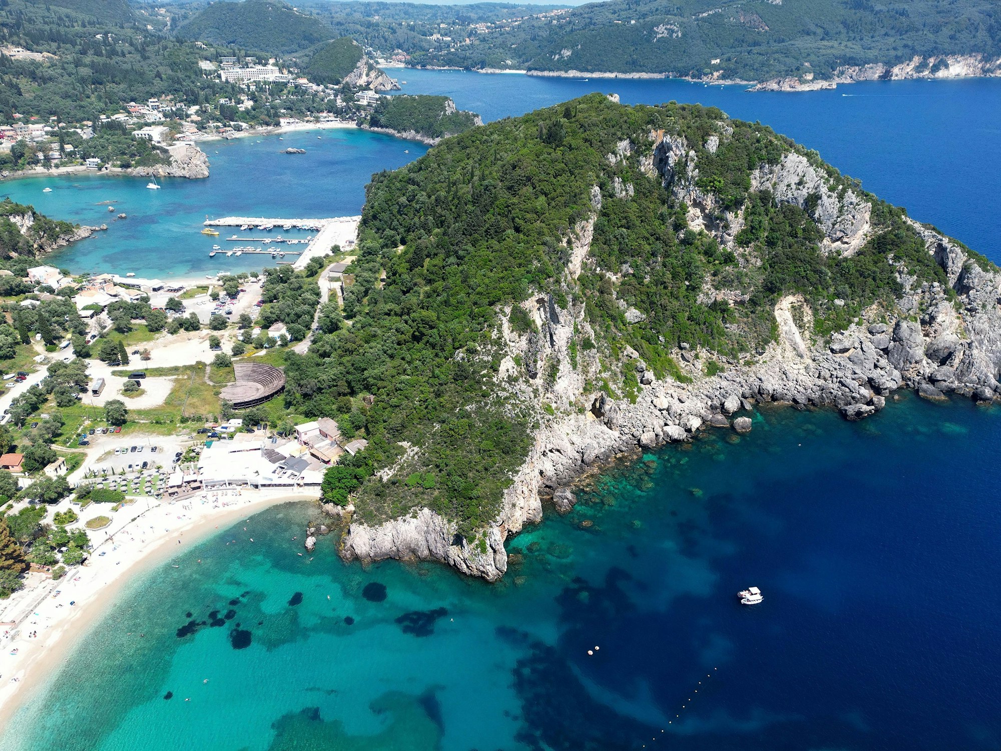 Blick auf die Bucht von Paleokastritsa auf Korfu der Nordküste von Milos, hier im Mai 2023.